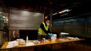Un operario prepara una mesa electoral de cara a las elecciones en Cataluña del 14 de febrero Un operario prepara una mesa electoral de cara a las elecciones en Cataluña del 14 de febrero