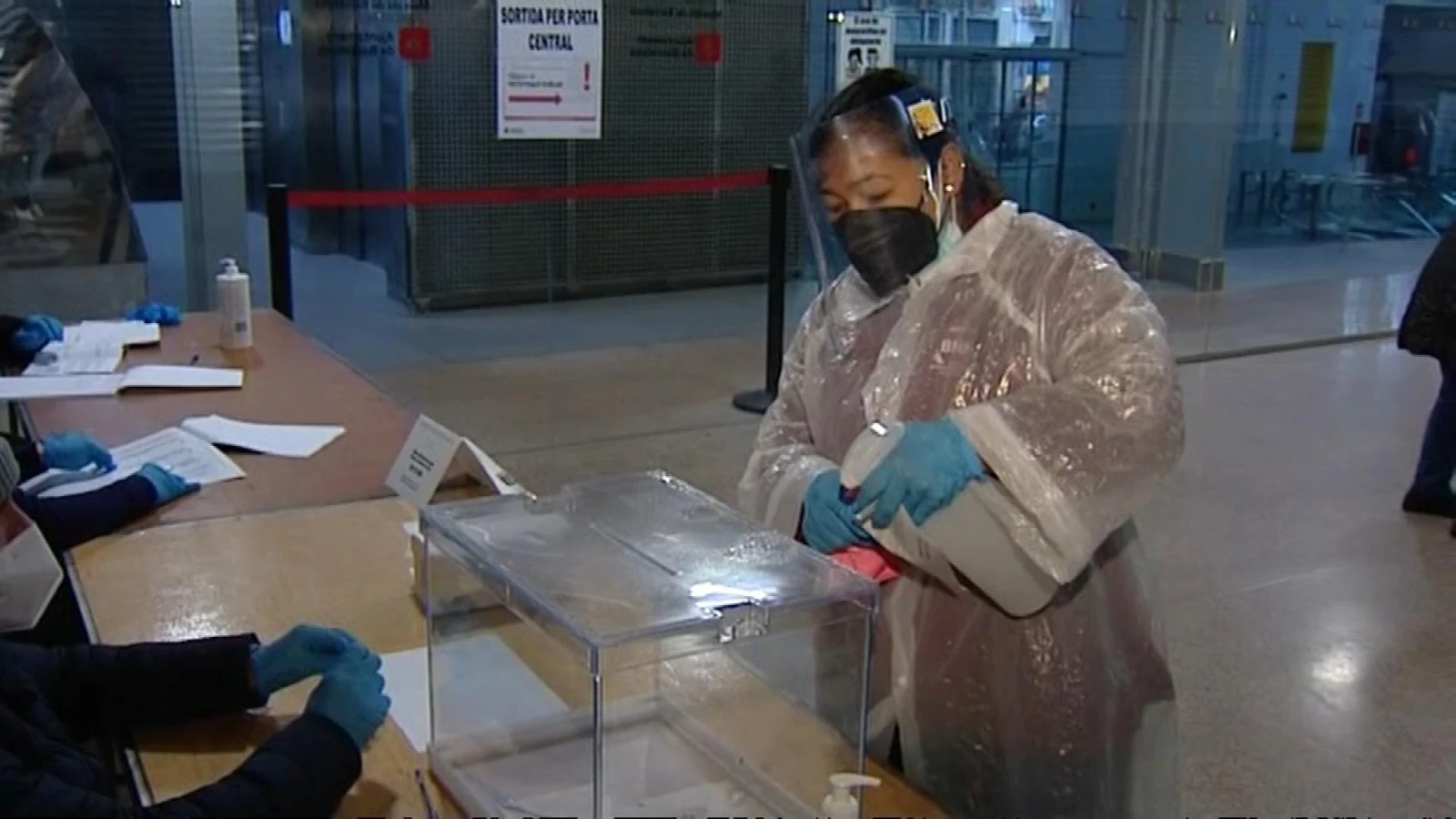 Elecciones Catalu&ntilde;a 2021 y coronavirus: Gel, mascarillas, largas colas y votos por turnos