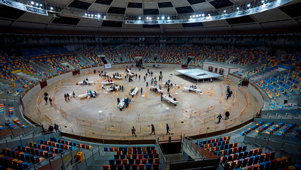 Varias personas votan en el Tarraco Arena de Tarragona este domingo durante las elecciones autonómicas. 