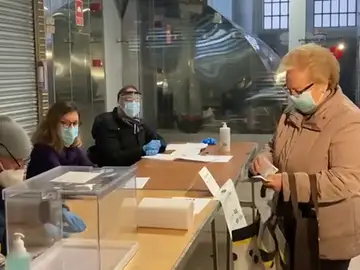Abren colegios electorales por las elecciones catalanas 2021 con pocas incidencias para constituir las mesas streaming, en directo Abren colegios electorales por las elecciones catalanas 2021 con pocas incidencias para constituir las mesas streaming, en directo
