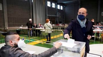 El candidato del PPC Alejandro Fernández vota en el pabellón Sant Pere Sant Pau en Tarragona