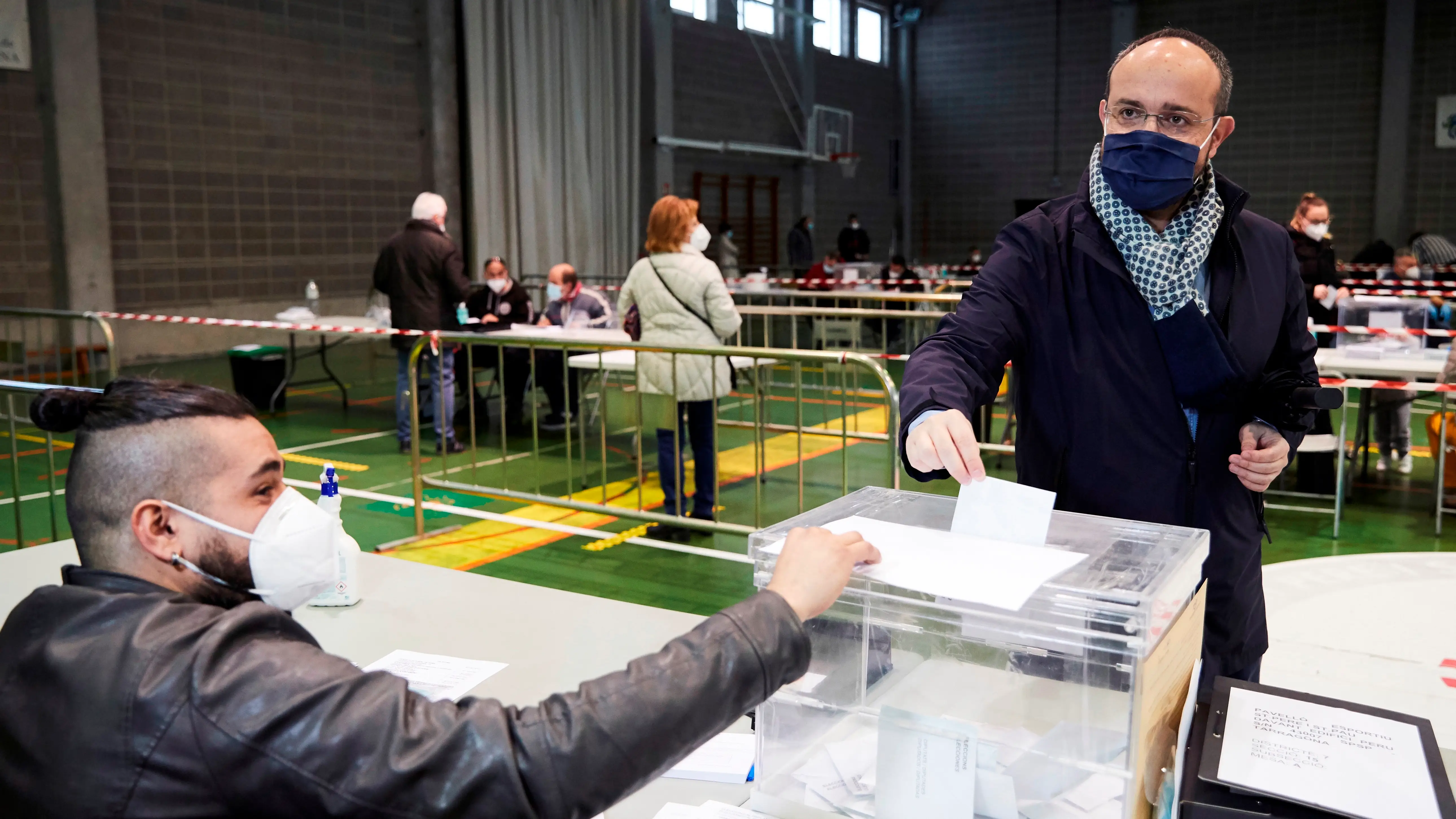 El candidato del PPC Alejandro Fern&aacute;ndez vota en el pabell&oacute;n Sant Pere Sant Pau en Tarragona