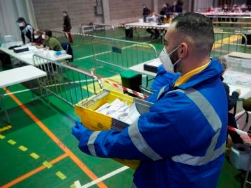 Correos moviliza más de 2.600 trabajadores y 1.700 vehículos para entregar los votos de las elecciones catalanas 2021