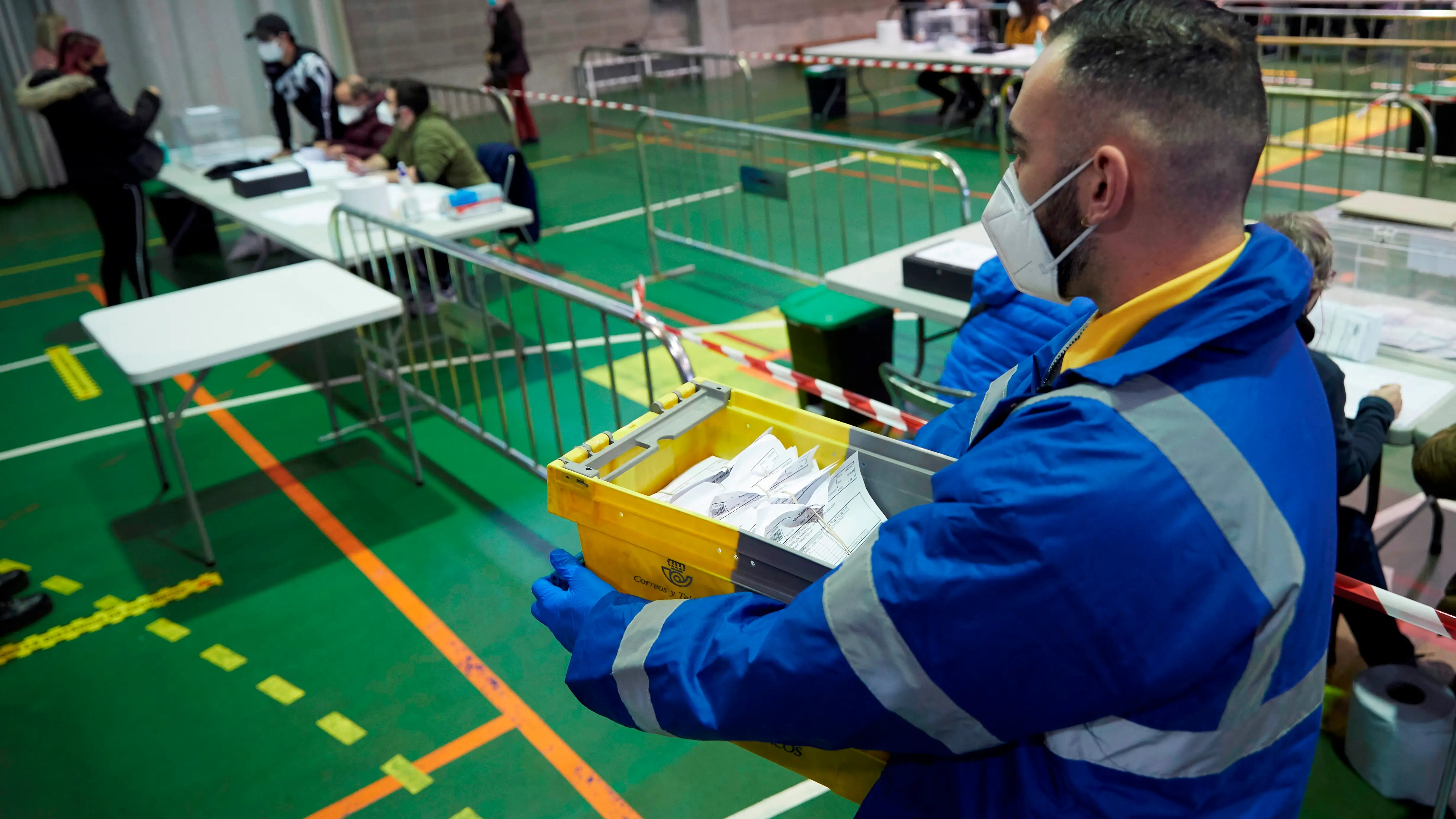 Correos moviliza más de 2.600 trabajadores y 1.700 vehículos para entregar los votos de las elecciones catalanas 2021 Correos moviliza más de 2.600 trabajadores y 1.700 vehículos para entregar los votos de las elecciones catalanas 2021