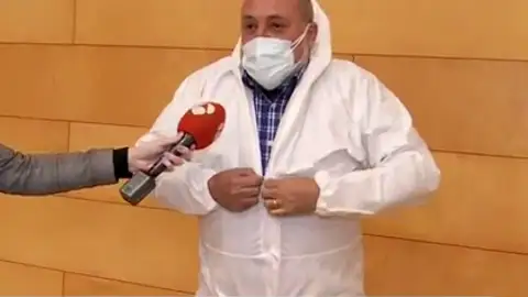 Las miembros de las mesas se ponen los EPIs en las elecciones catalanas: "Muy preocupados" Las miembros de las mesas se ponen los EPIs en las elecciones catalanas: "Muy preocupados"
