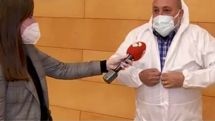 Las miembros de las mesas se ponen los EPIs en las elecciones catalanas: "Muy preocupados" Las miembros de las mesas se ponen los EPIs en las elecciones catalanas: "Muy preocupados"