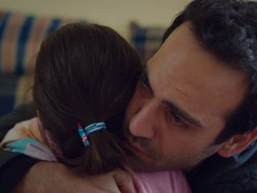Demir abraza desconsolado a Öykü tras descubrir su enfermedad