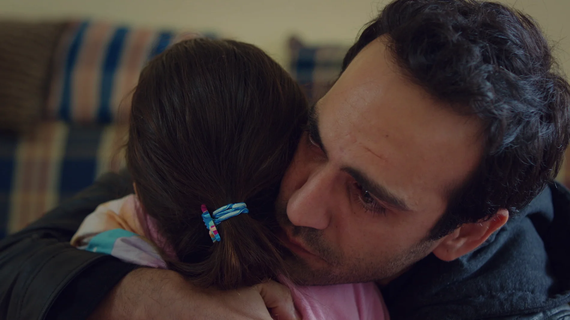 Demir abraza desconsolado a Öykü tras descubrir su enfermedad