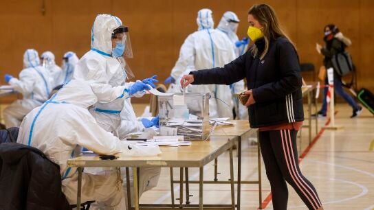 Los miembros de las mesas no tendr&aacute;n trajes EPI en la franja de voto de los contagiados de coronavirus en el 4M