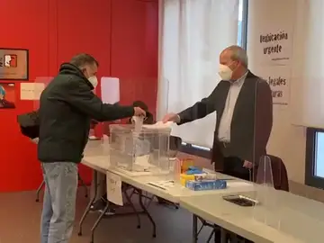 José Montilla, ex presidente de la Generalitat, presidente de una mesa electoral José Montilla, ex presidente de la Generalitat, presidente de una mesa electoral