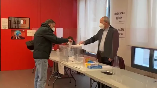 Jos&eacute; Montilla, ex presidente de la Generalitat, presidente de una mesa electoral