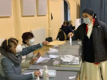 El gesto de la monja Sor Lucía al meter el voto en la urna en las elecciones catalanas: "Dije que lo haría"