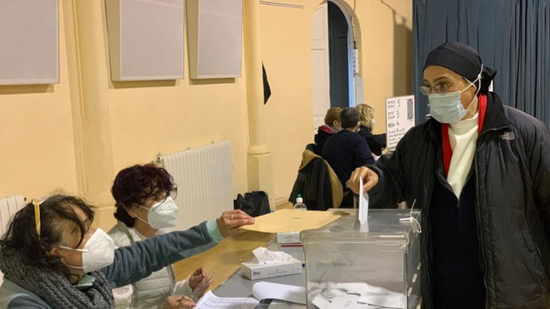 El gesto de la monja Sor Lucía al meter el voto en la urna en las elecciones catalanas: "Dije que lo haría" El gesto de la monja Sor Lucía al meter el voto en la urna en las elecciones catalanas: "Dije que lo haría"