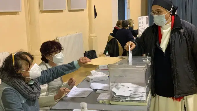 El gesto de la monja Sor Luc&iacute;a al meter el voto en la urna en las elecciones catalanas: "Dije que lo har&iacute;a"