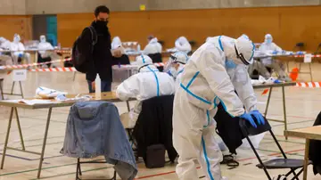 Varias personas vestidas con equipos de protección individual (EPI) en las elecciones catalanas Varias personas vestidas con equipos de protección individual (EPI) en las elecciones catalanas