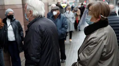 Dos personas mayores esperan su turno para votar en Cataluña. Dos personas mayores esperan su turno para votar en Cataluña.