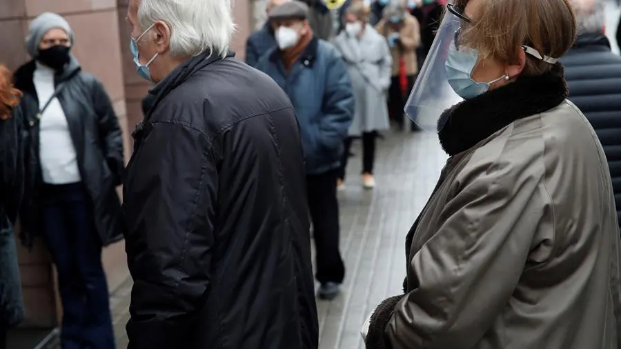 Dos personas mayores esperan su turno para votar en Cataluña. Dos personas mayores esperan su turno para votar en Cataluña.