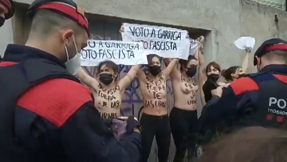 Cinco activistas de Femen protestan y llaman "fascista" a Ignacio Garriga mientras vota en las elecciones catalanas 2021