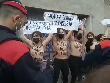 Cinco activistas de Femen protestan y llaman "fascista" a Ignacio Garriga mientras vota en las elecciones catalanas 2021 Cinco activistas de Femen protestan y llaman "fascista" a Ignacio Garriga mientras vota en las elecciones catalanas 2021
