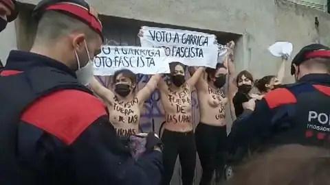 Cinco activistas de Femen protestan y llaman "fascista" a Ignacio Garriga mientras vota en las elecciones catalanas 2021 Cinco activistas de Femen protestan y llaman "fascista" a Ignacio Garriga mientras vota en las elecciones catalanas 2021