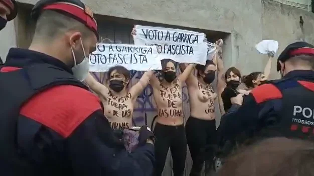 Cinco activistas de Femen protestan y llaman "fascista" a Ignacio Garriga mientras vota en las elecciones catalanas 2021 Cinco activistas de Femen protestan y llaman "fascista" a Ignacio Garriga mientras vota en las elecciones catalanas 2021