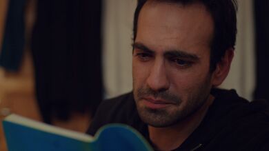 Demir, desolado al descubrir el diario de Öykü