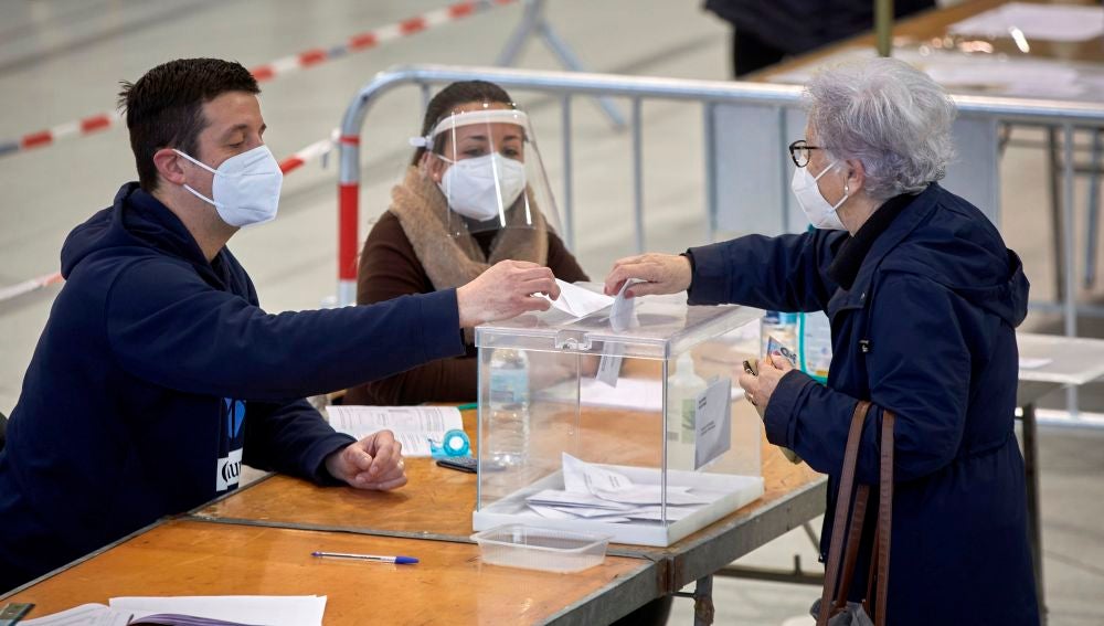 Una mujer vota en el colegio electoral del polideportivo municipal de Palau en Girona 