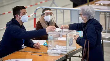 Una mujer vota en el colegio electoral del polideportivo municipal de Palau en Girona Una mujer vota en el colegio electoral del polideportivo municipal de Palau en Girona