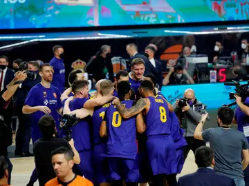 Los jugadores del Barcelona celebran su triunfo en la Copa del Rey Los jugadores del Barcelona celebran su triunfo en la Copa del Rey