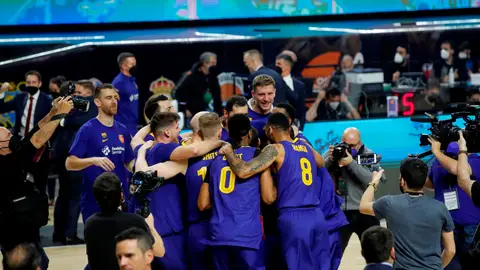 Los jugadores del Barcelona celebran su triunfo en la Copa del Rey Los jugadores del Barcelona celebran su triunfo en la Copa del Rey