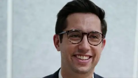 Dimite TJ Ducklo, portavoz de la Casa Blanca que juró "destruir" a un periodista Dimite TJ Ducklo, portavoz de la Casa Blanca que juró "destruir" a un periodista