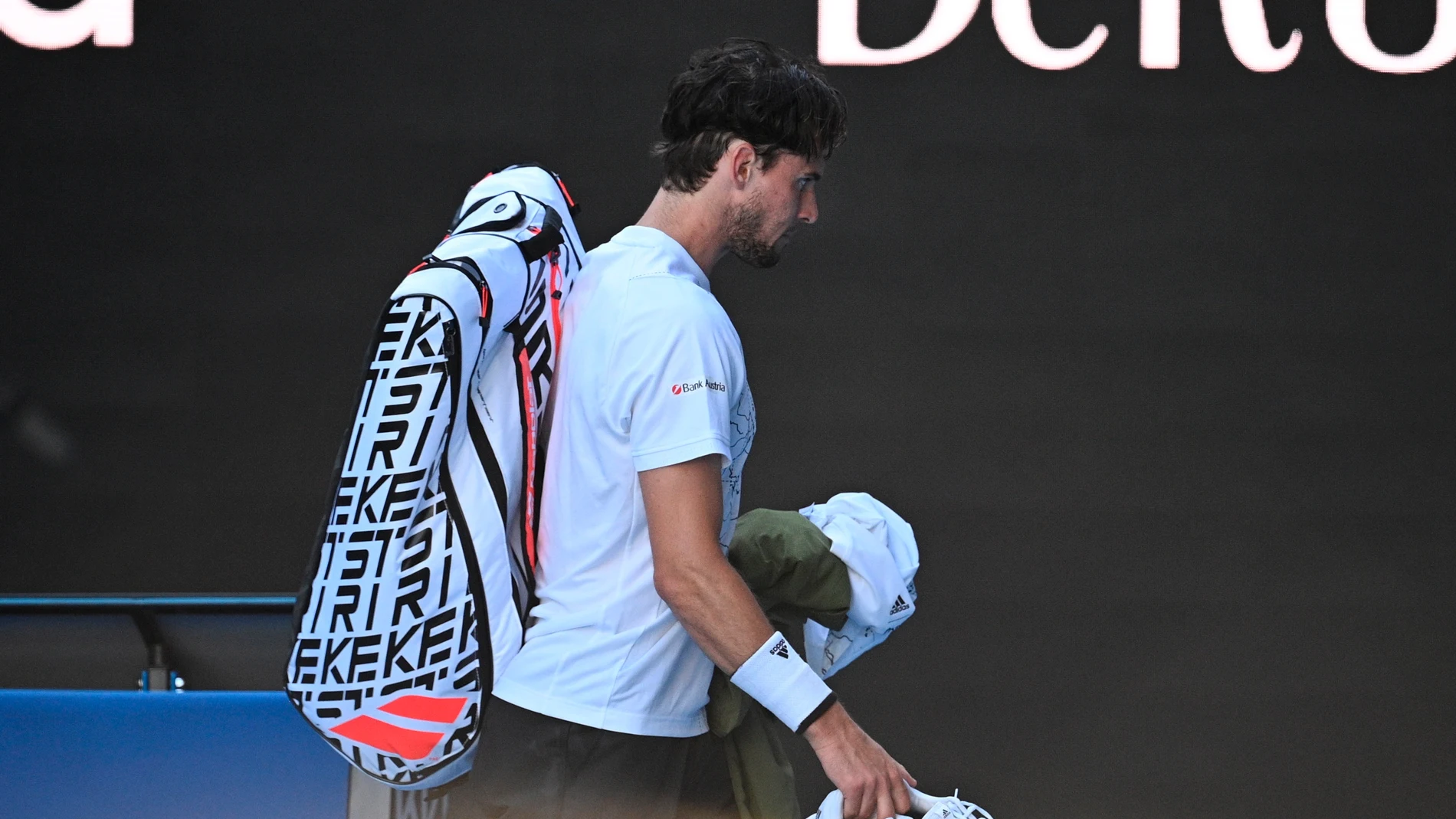 Thiem abandona la pista tras caer ante Dimitrov Thiem abandona la pista tras caer ante Dimitrov