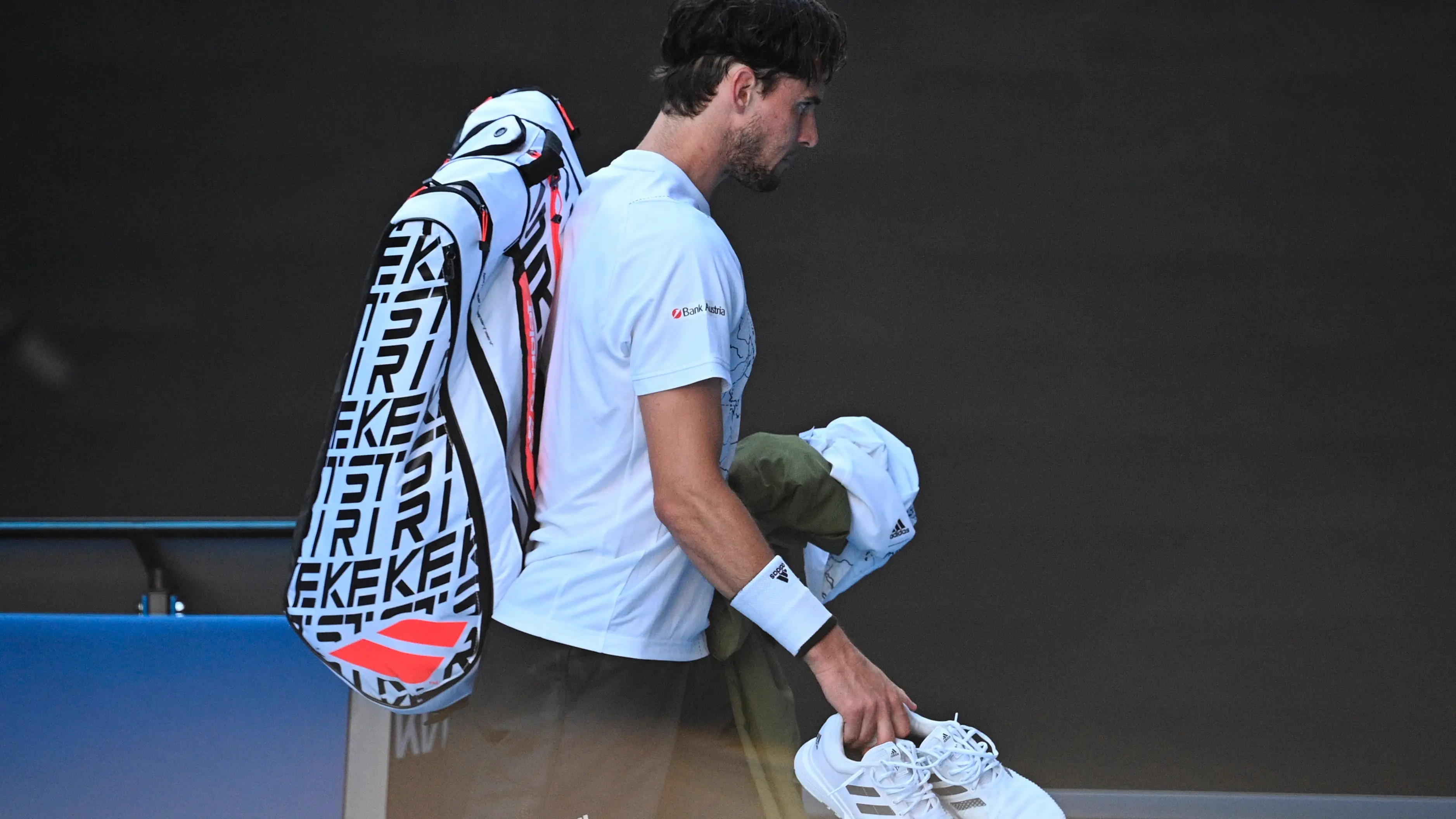 Thiem abandona la pista tras caer ante Dimitrov Thiem abandona la pista tras caer ante Dimitrov