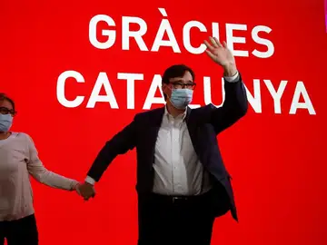 El candidato a la presidencia de la Generalitat por el PSC, Salvador Illa, acompañado por su mujer Marta Estruch, celebra los resultados electorales hoy domingo en la sede del Partido Socialista en Barcelona. El candidato a la presidencia de la Generalitat por el PSC, Salvador Illa, acompañado por su mujer Marta Estruch, celebra los resultados electorales hoy domingo en la sede del Partido Socialista en Barcelona.