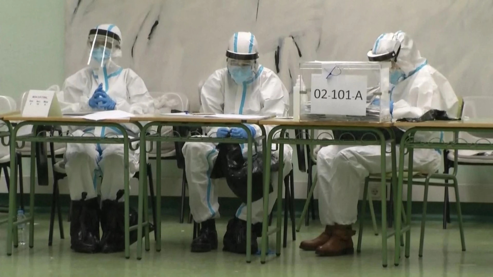 Miembros de las mesas electorales protegidos con los trajes EPI para protegerse de los contagiados de coronavirus en las elecciones catalanas 2021 Miembros de las mesas electorales protegidos con los trajes EPI para protegerse de los contagiados de coronavirus en las elecciones catalanas 2021