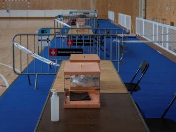 Mesa electoral del pabell&oacute;n Camp del Ferro del barrio de Sant Andreu de Barcelona
