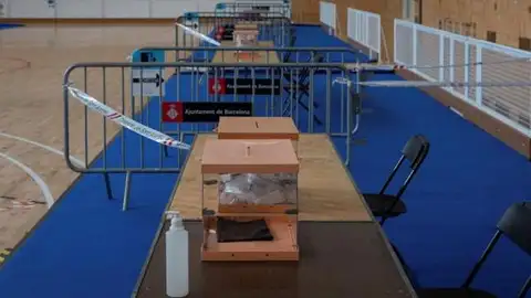 Imagen de archivo de una mesa electoral Mesa electoral del pabellón Camp del Ferro del barrio de Sant Andreu de Barcelona