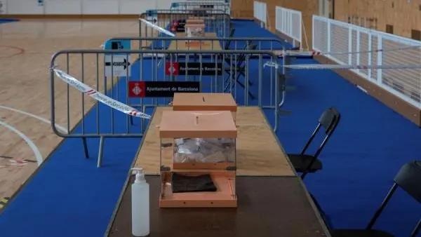 Imagen de archivo de una mesa electoral Mesa electoral del pabellón Camp del Ferro del barrio de Sant Andreu de Barcelona