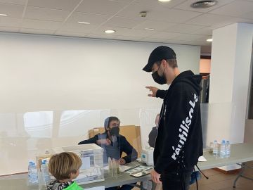 Gerard Piqué se encuentra con su hermano al ir a votar