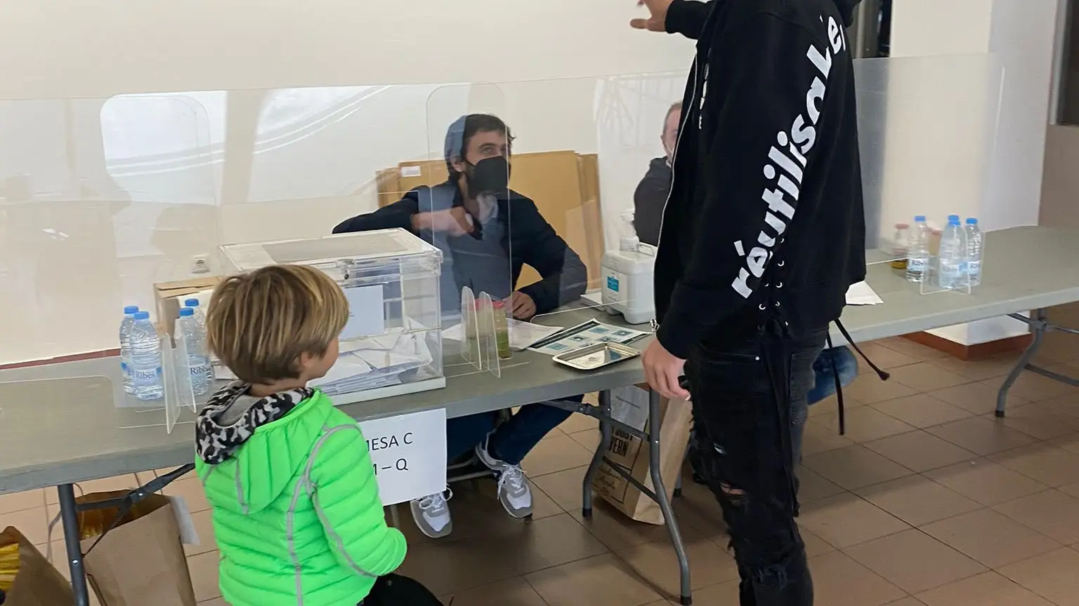 Gerard Piqué se encuentra con su hermano al ir a votar Gerard Piqué se encuentra con su hermano al ir a votar