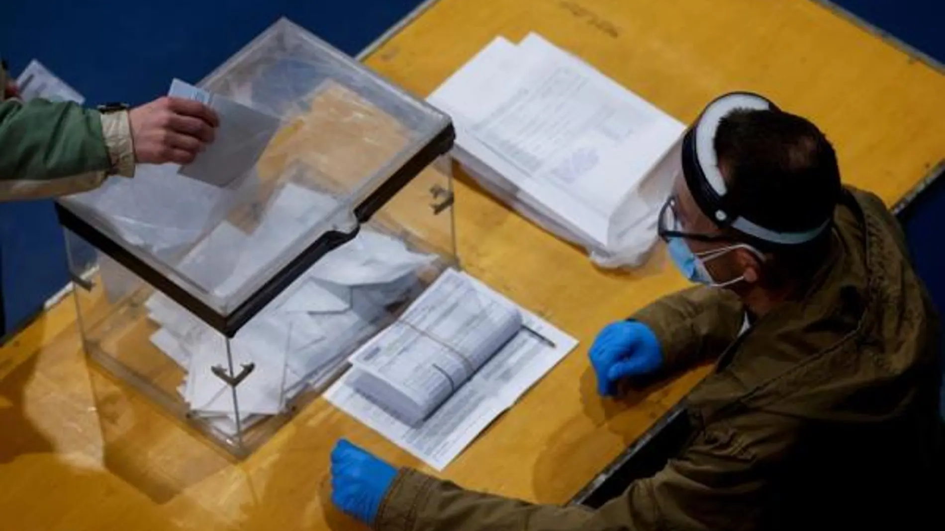 Imagen de una persona votando en las elecciones catalanas de 2021 Imagen de una persona votando en las elecciones catalanas de 2021