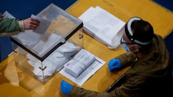 Imagen de una persona votando en las elecciones catalanas de 2021 Imagen de una persona votando en las elecciones catalanas de 2021