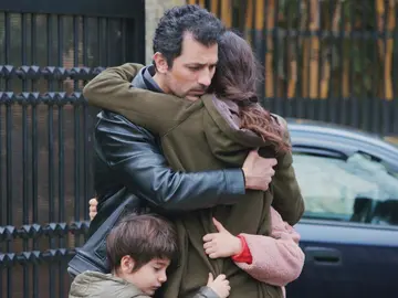 De nuevo juntos: el conmovedor abrazo de Arif a Bahar, Nisan y Doruk… delante de Sarp De nuevo juntos: el conmovedor abrazo de Arif a Bahar, Nisan y Doruk… delante de Sarp