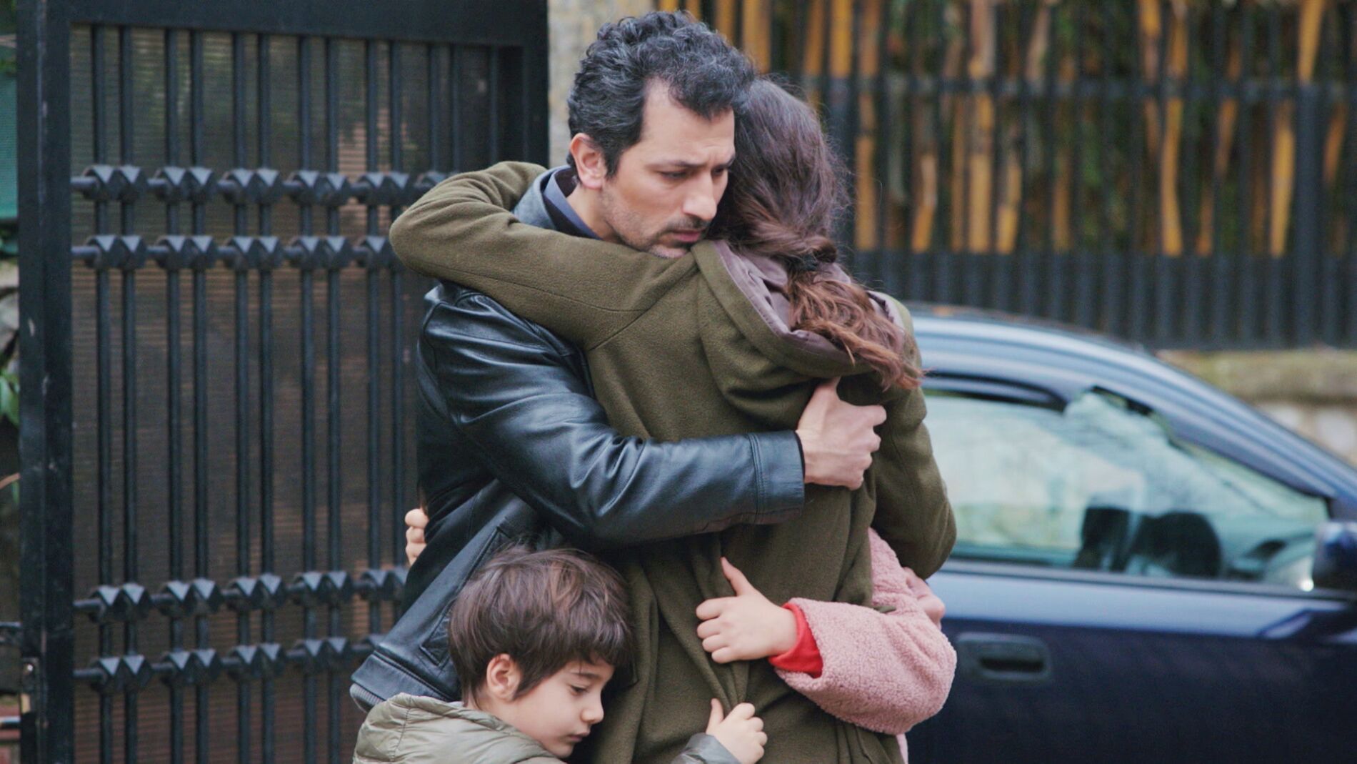 De nuevo juntos: el conmovedor abrazo de Arif a Bahar, Nisan y Doruk&hellip; delante de Sarp