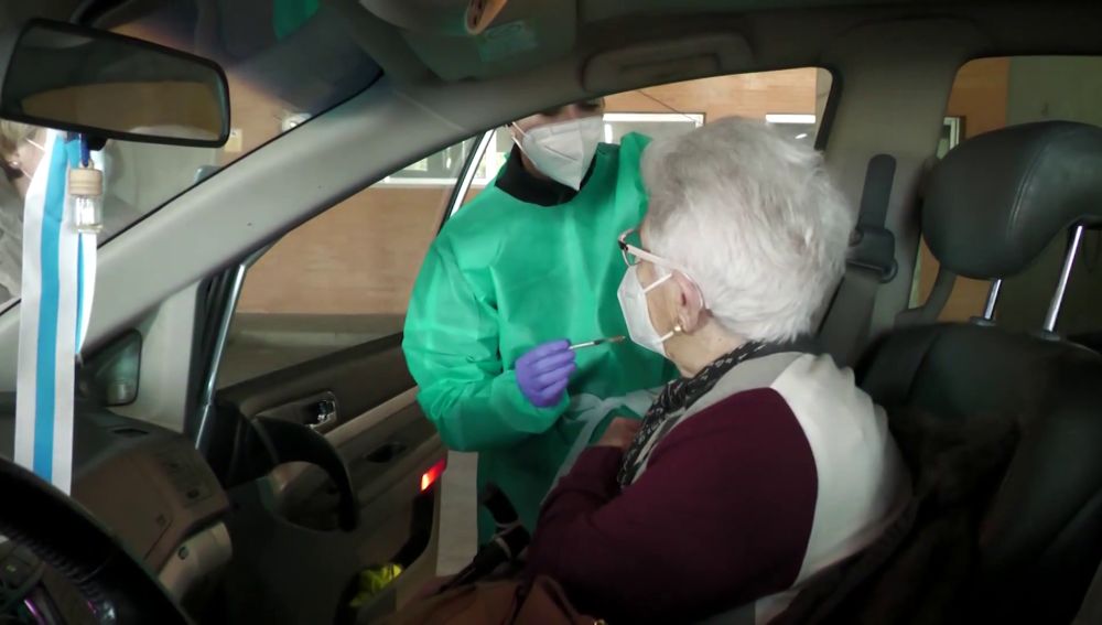 Una mujer recibe la vacuna del coronavirus desde el coche