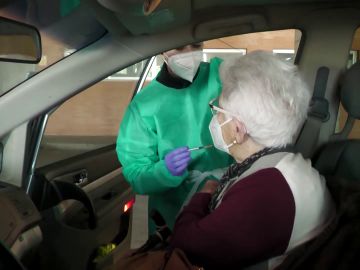 Una mujer recibe la vacuna del coronavirus desde el coche