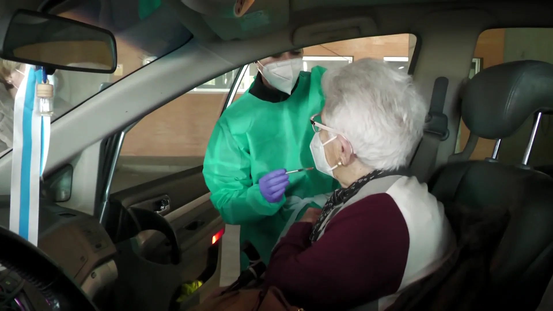 Una mujer recibe la vacuna del coronavirus desde el coche Una mujer recibe la vacuna del coronavirus desde el coche