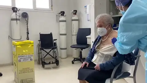 Ana María, la gaditana vacunada contra el coronavirus a los 107 años Ana María, la gaditana vacunada contra el coronavirus a los 107 años