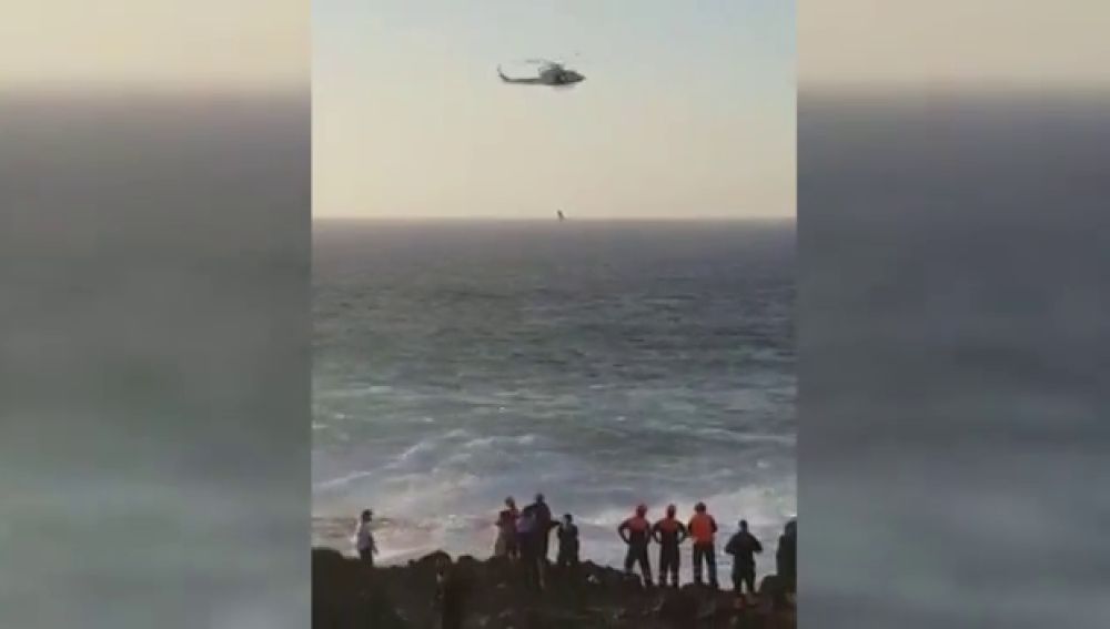 Rescate en helicóptero de tres jóvenes que habían caído al mar en Tenerife y Lanzarote 