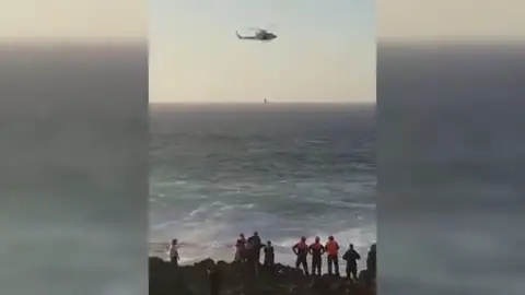 Rescate en helicóptero de tres jóvenes que habían caído al mar en Tenerife y Lanzarote Rescate en helicóptero de tres jóvenes que habían caído al mar en Tenerife y Lanzarote